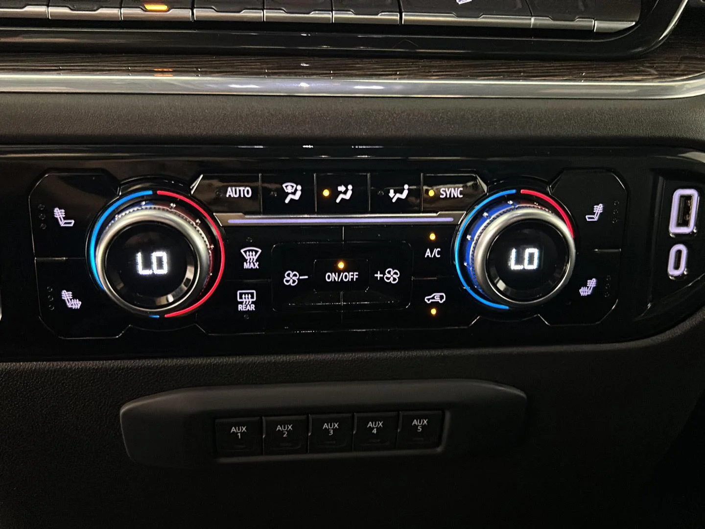 Used 2025 Sterling Metallic GMC SLE image 20