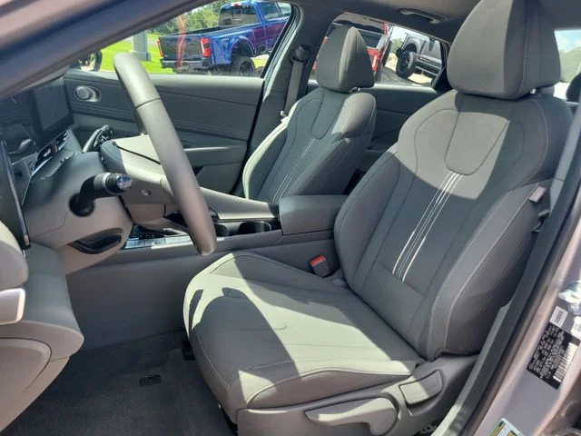 Used 2025  Hyundai SEL Convenience image 18