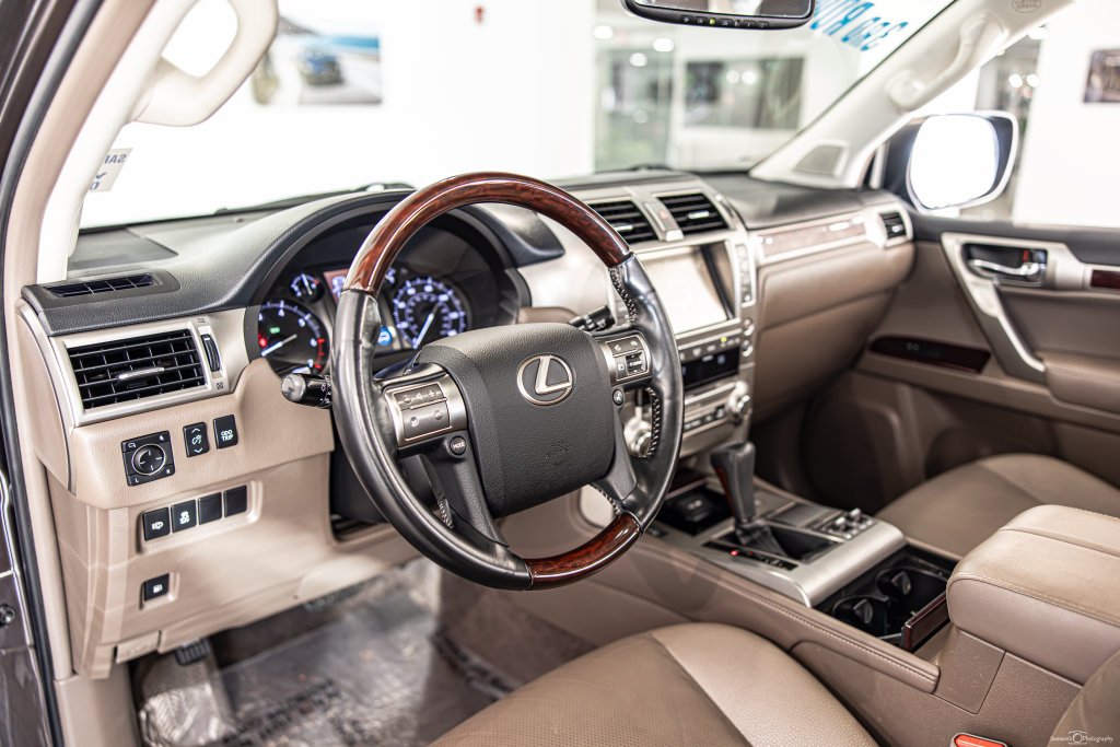 Used 2018 Red Lexus 460 image 19
