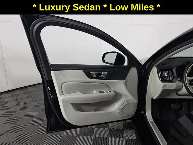 Used 2019 Black / Stone Volvo T5 Momentum image 19