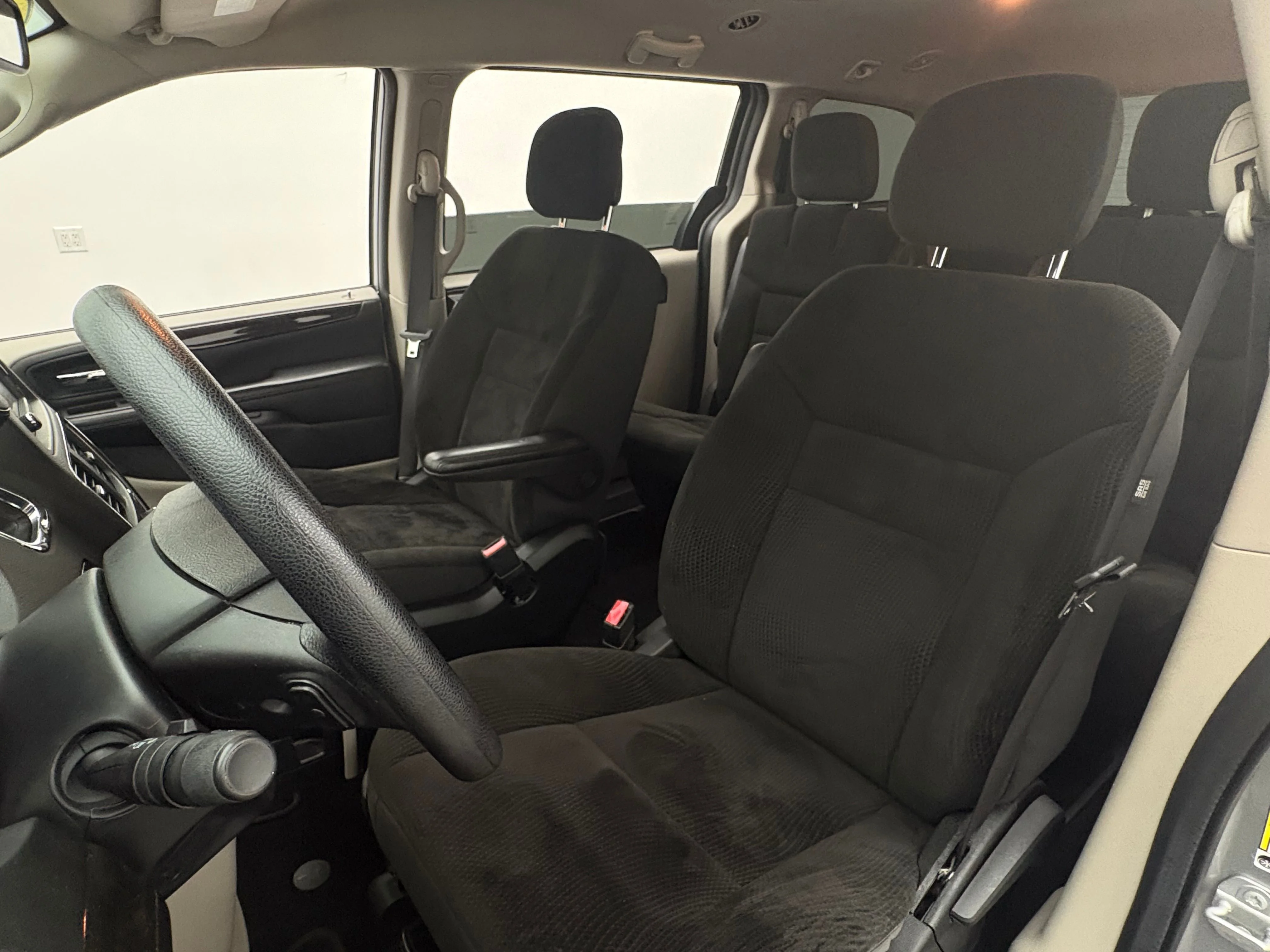 Used 2018 Billet Silver Metallic Clearcoat Dodge SE image 15
