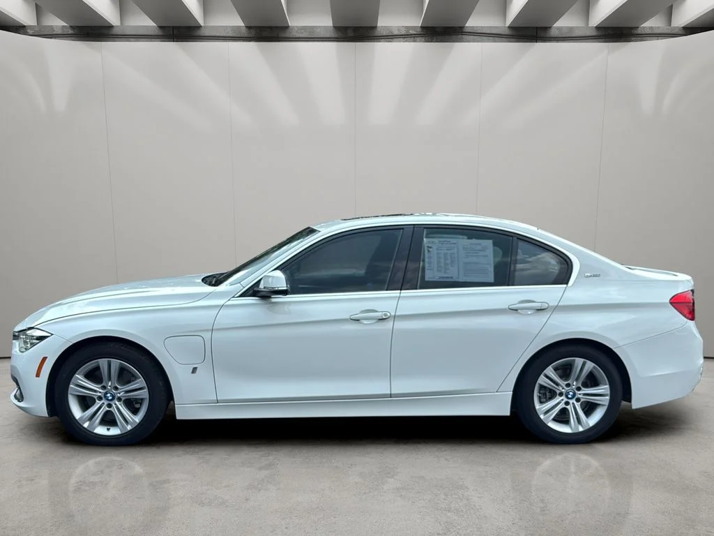 Used 2018 Alpine White BMW 330e iPerformance image 2