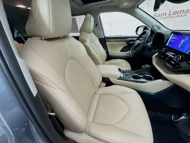 Used 2023  Toyota Limited image 30