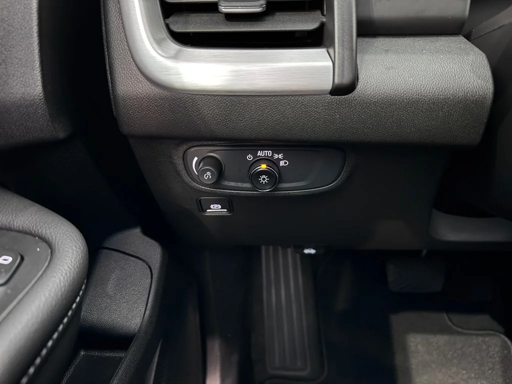 Used 2022 White GMC SLE image 24