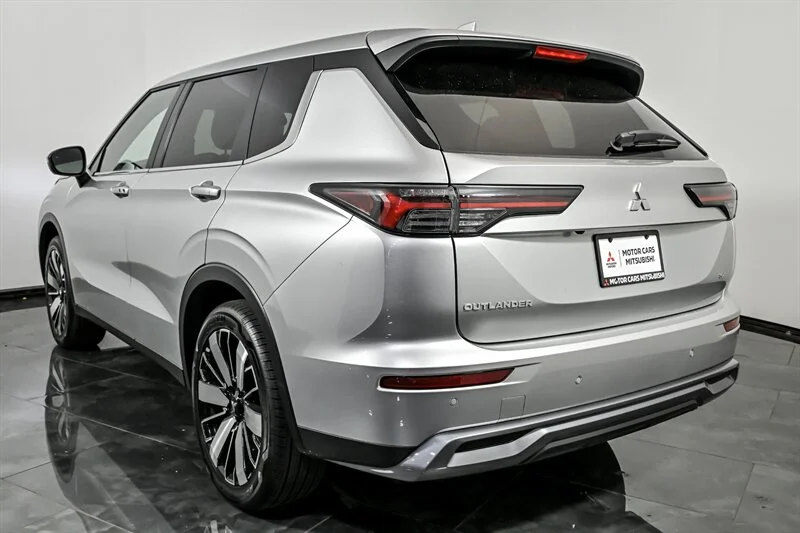 Used 2025 Alloy Silver Metallic Mitsubishi SE image 7