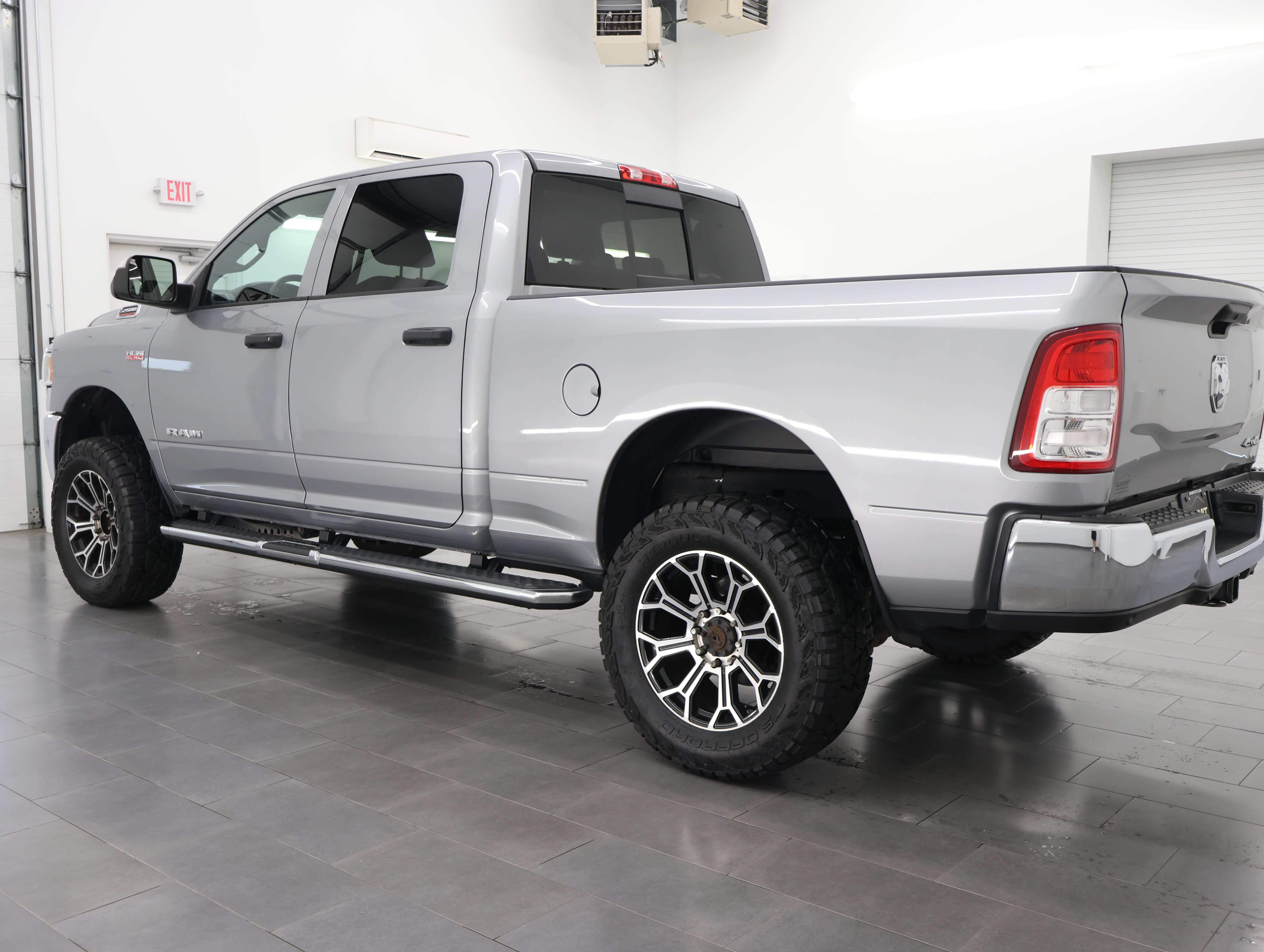 Used 2022 Billet Silver Metallic Clearcoat Ram 4x4 Crew Cab Tradesman: CREW-SHORT-TRADESMAN LVL 2-6.4L V8 HEMI-4WD-20 WHEELS image 6