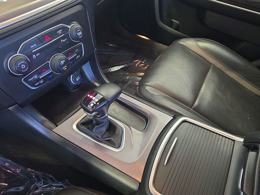 Used 2022 Black Dodge SXT image 27