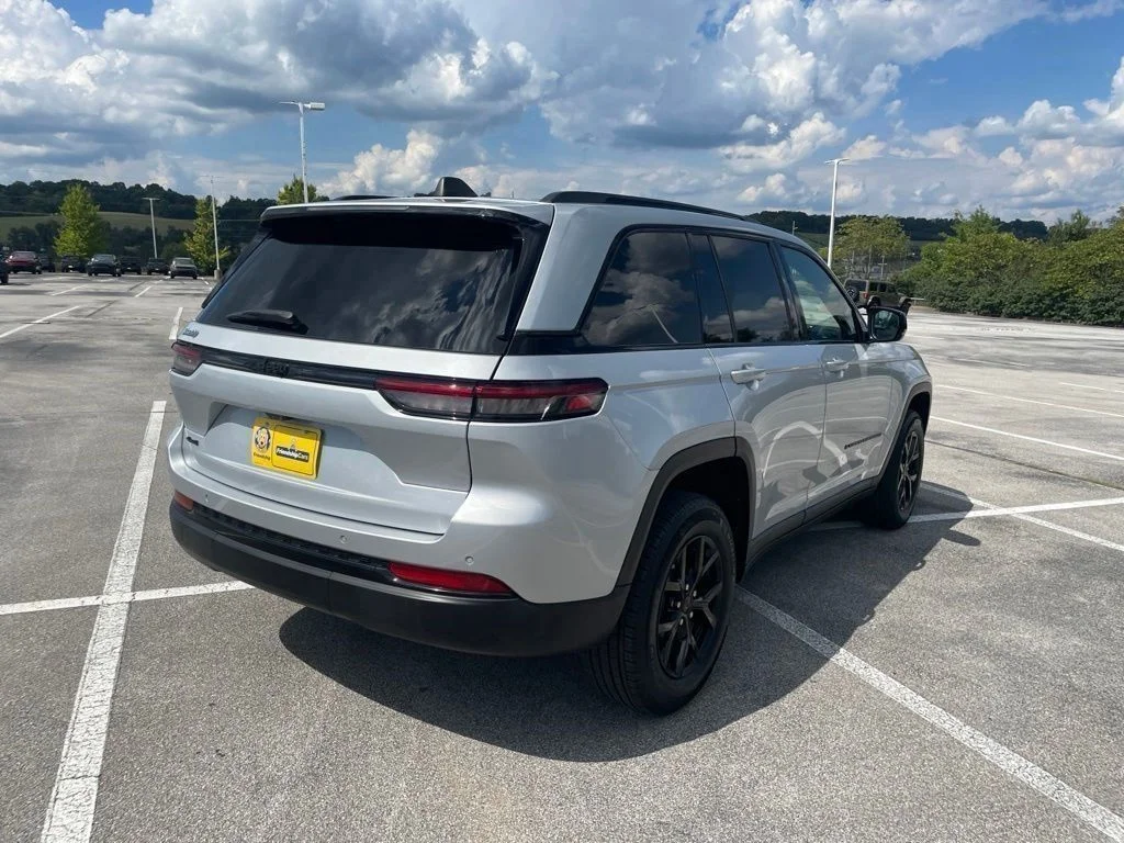 Used 2025 Silver Jeep Altitude image 5