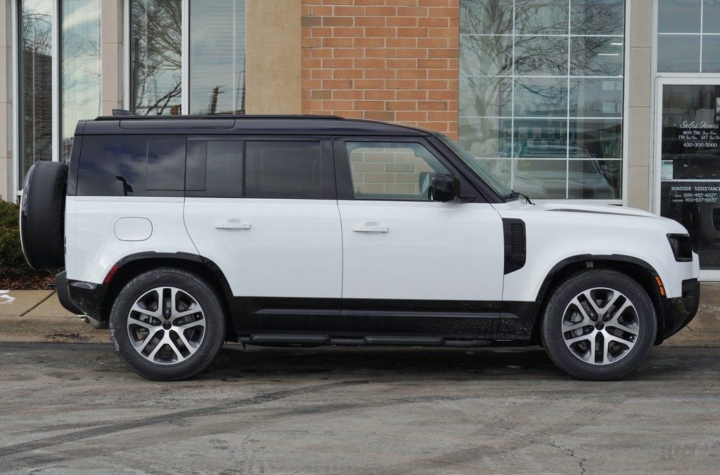 Used 2026 White Land Rover X-Dynamic SE image 9