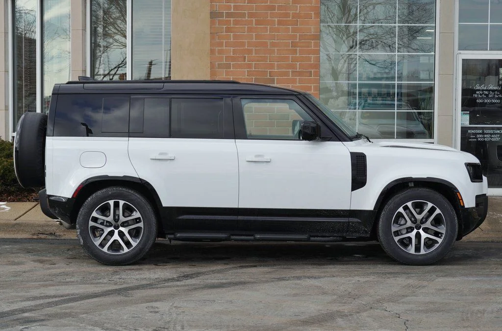 Certified Used 2026 White Land Rover X-Dynamic SE image 9