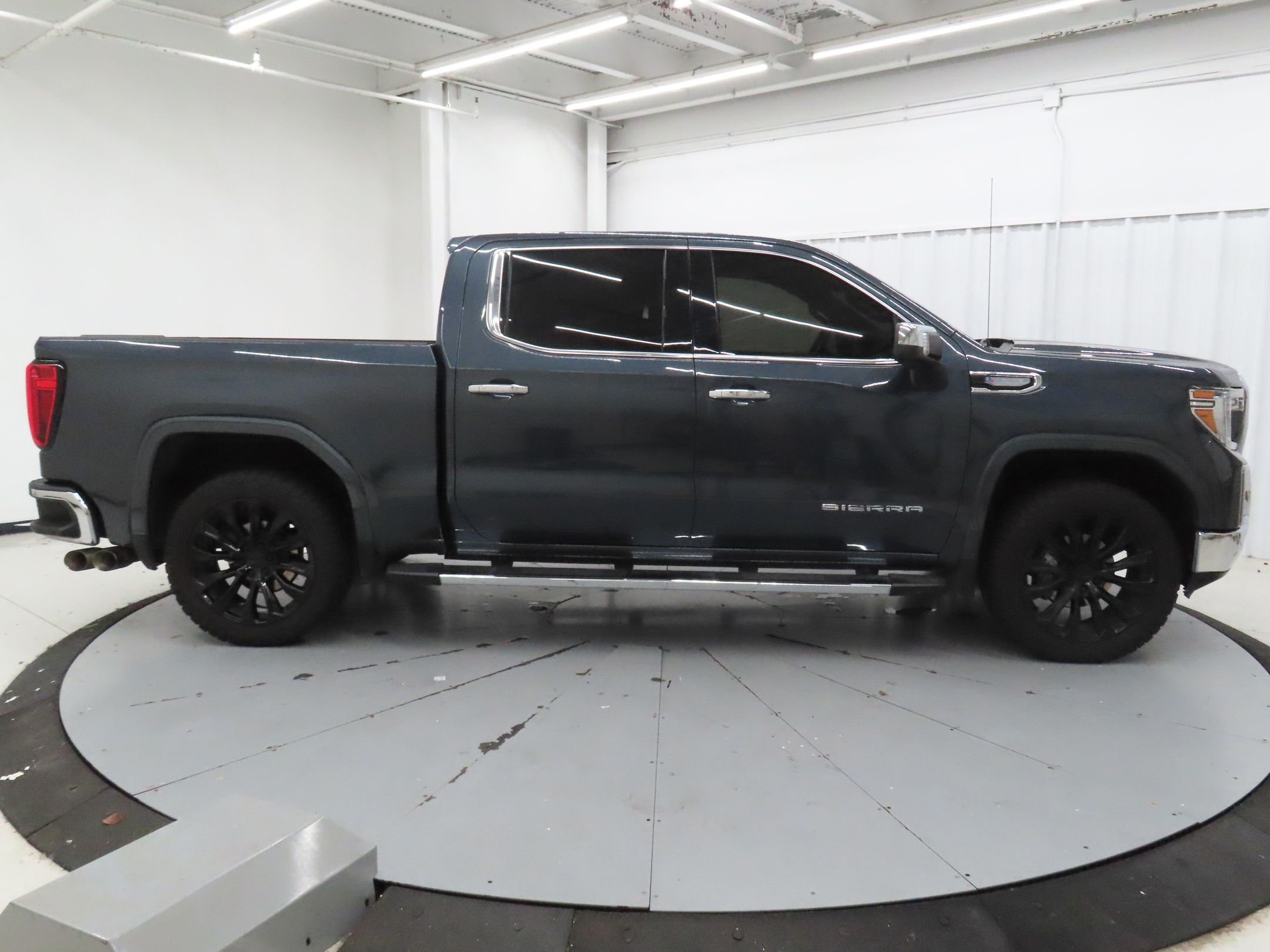 Used 2022 Blue GMC SLT image 2