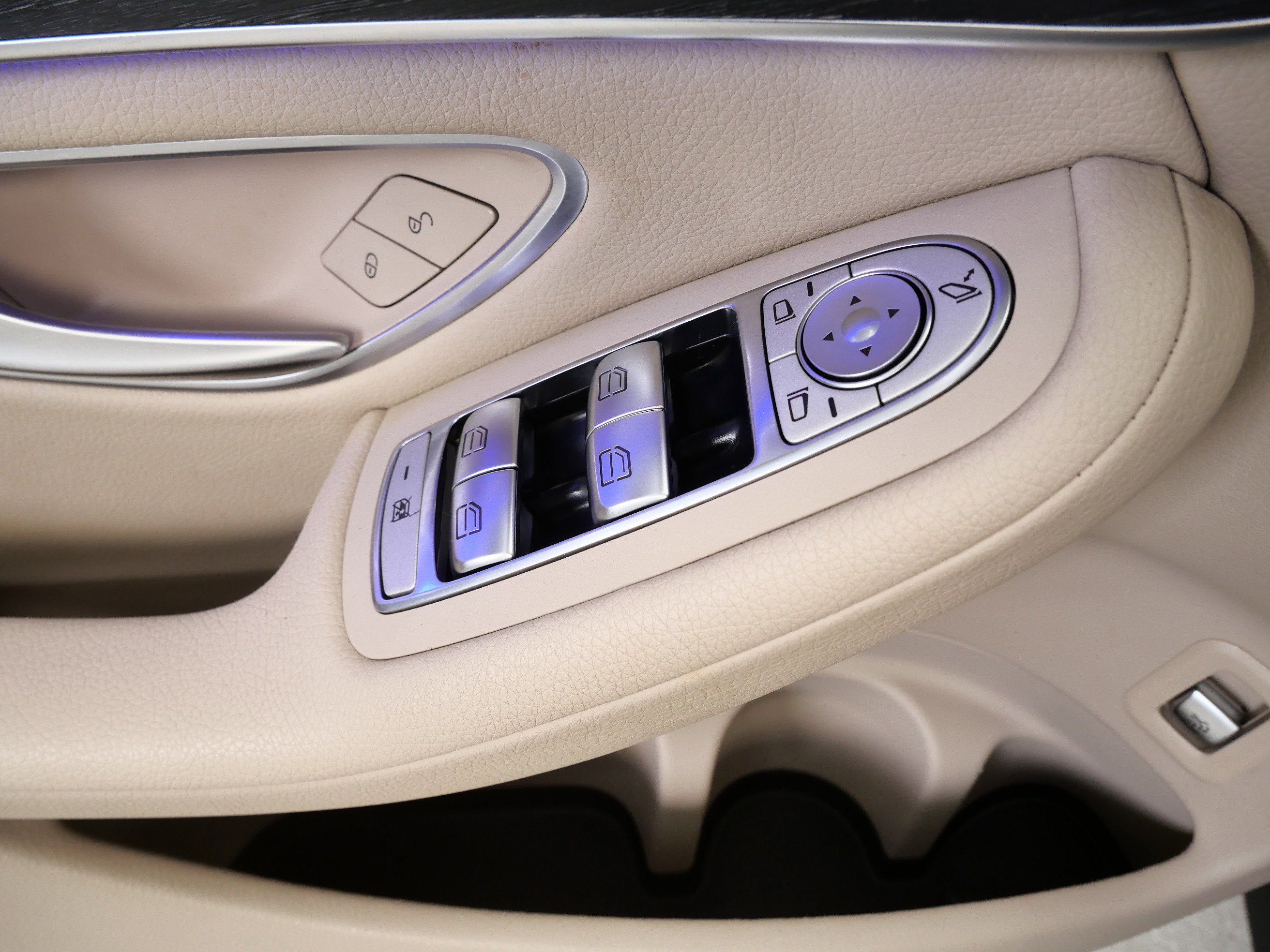 Used 2022 Selenite Grey Metallic Mercedes-Benz GLC 300 image 33