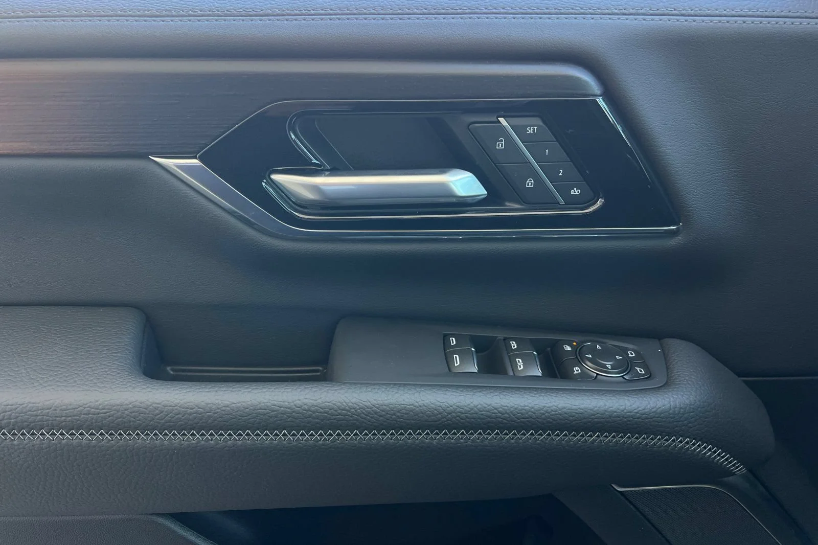 2026 GMC Yukon XL Denali - Photo 8
