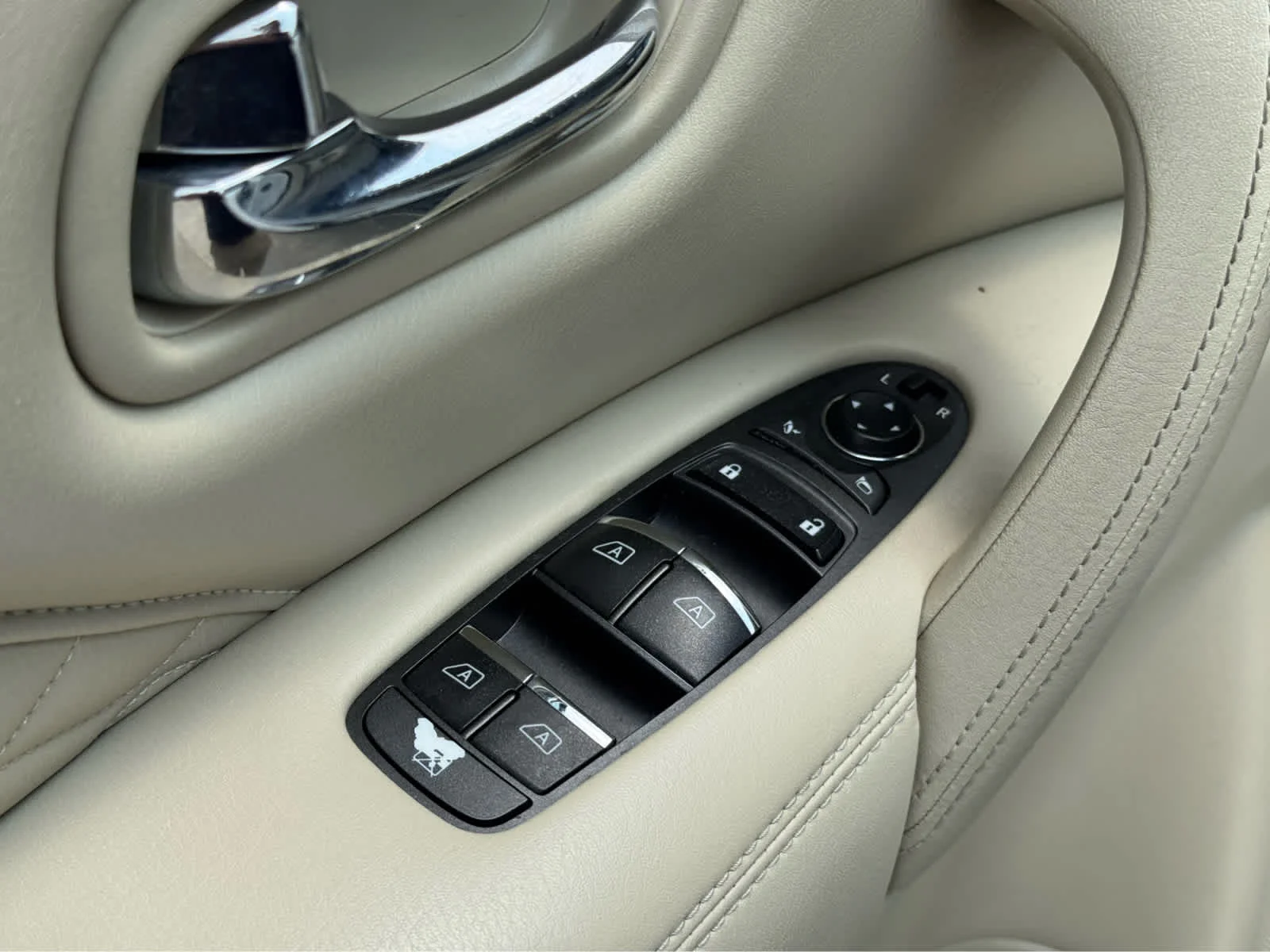 Used 2019 Moonstone White INFINITI LUXE image 21