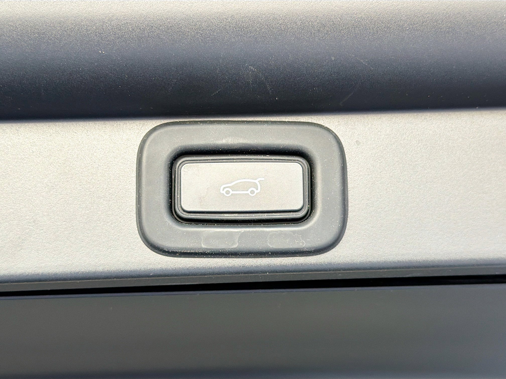 Certified Used 2023 White Land Rover Autobiography image 14