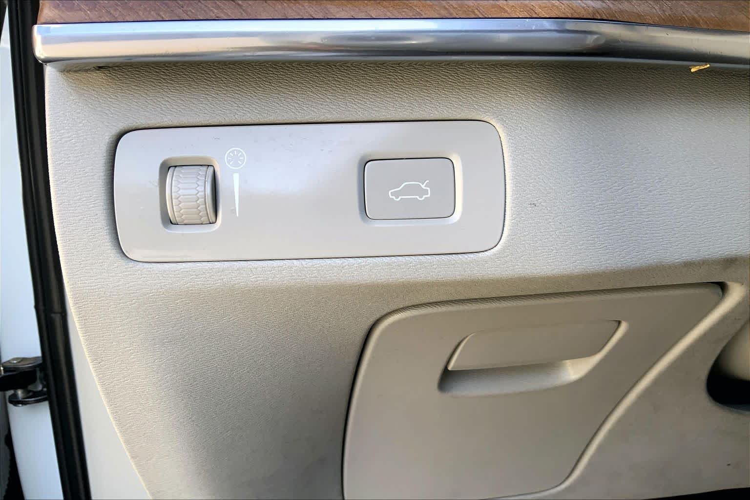 Used 2022 Crystal White Metallic Volvo Momentum image 28