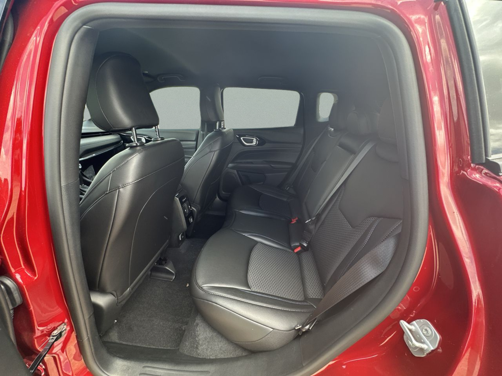 New 2026 Red Hot Pearl-Coat Exterior Paint Jeep Latitude image 23