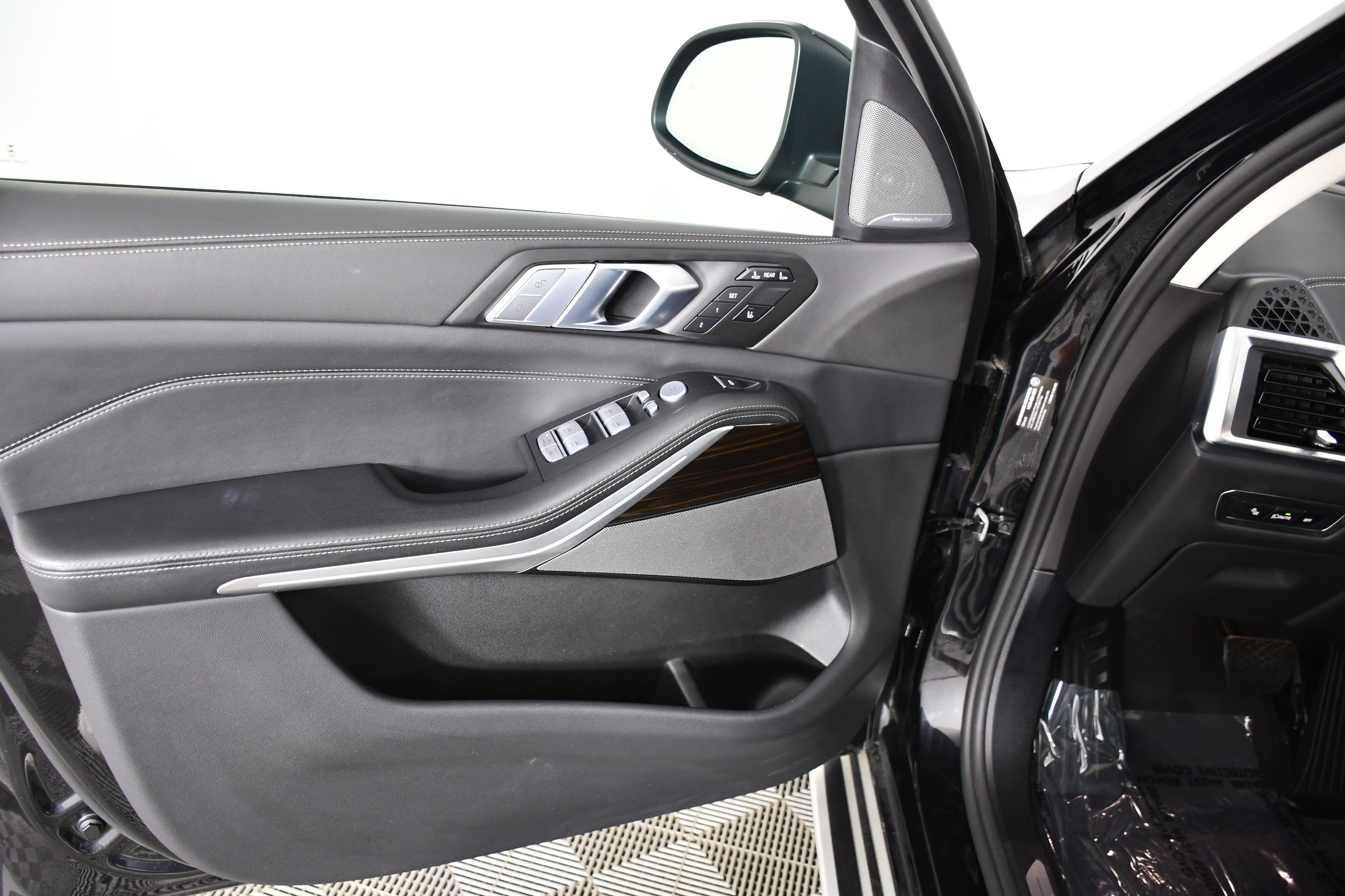 Used 2026 Black Sapphire Metallic BMW xDrive40i image 35