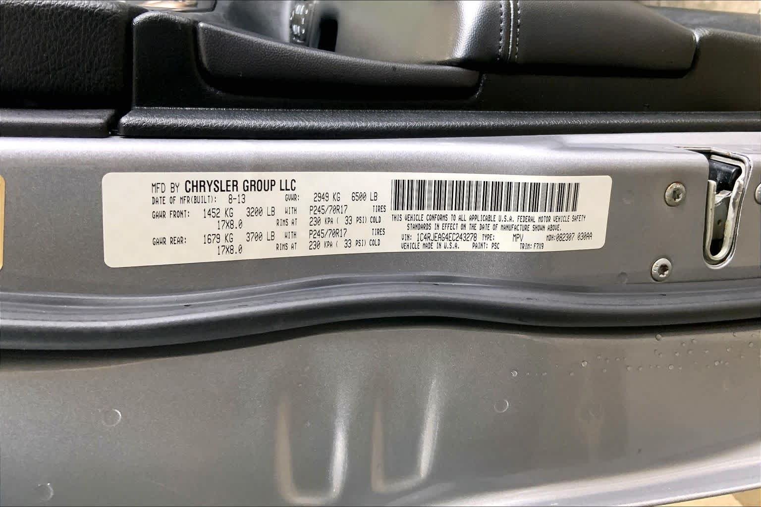 Used 2014 Billet Silver Metallic Clearcoat Jeep Laredo image 29