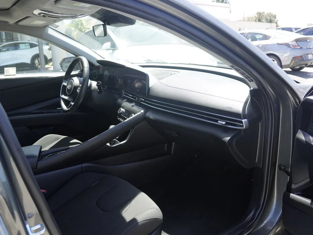 Used 2025 Gray Hyundai SEL Convenience image 21
