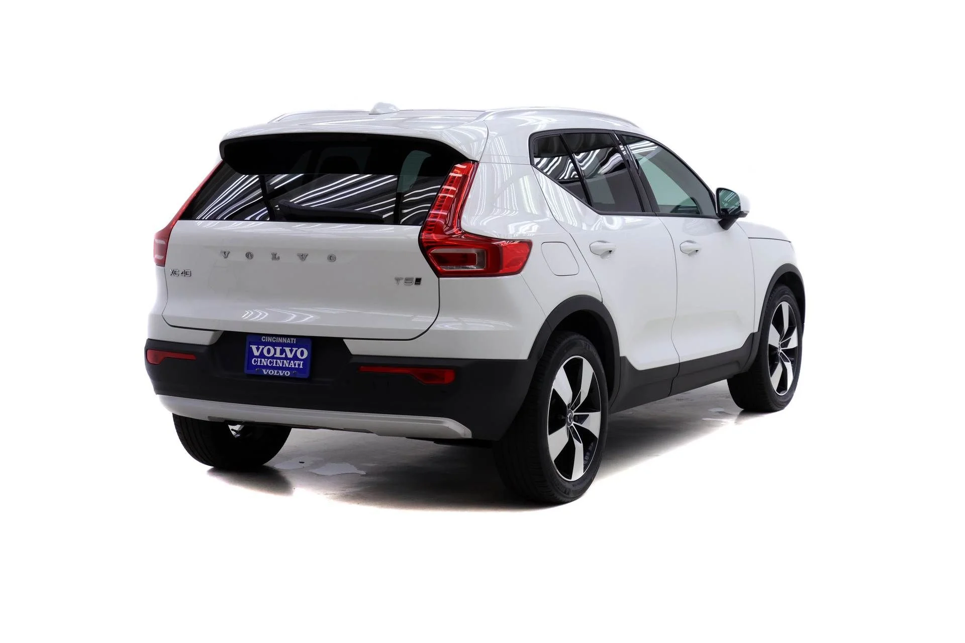 Used 2019 White Volvo Momentum image 4