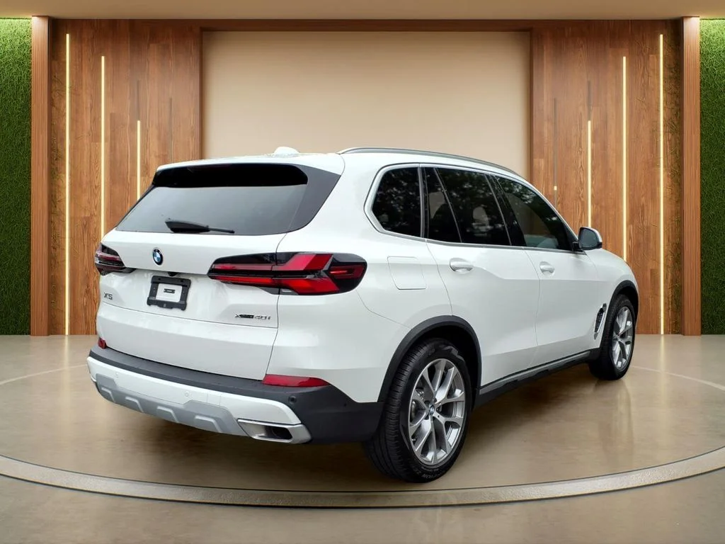 Used 2025 White BMW xDrive40i image 34