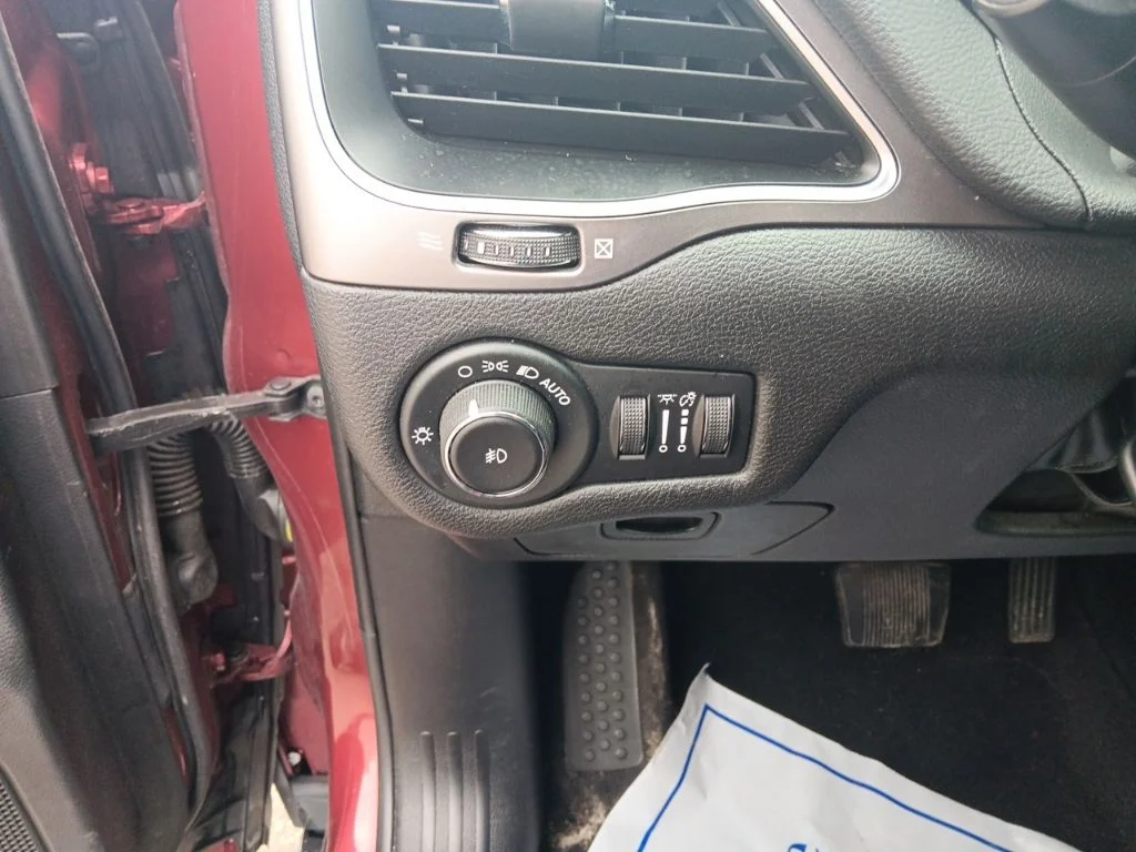 Used 2019 Velvet Red Pearlcoat Jeep Latitude Plus image 17