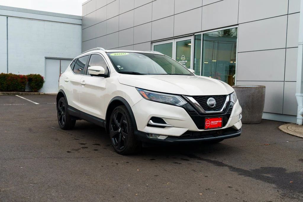 Used 2020 White Nissan SL image 27