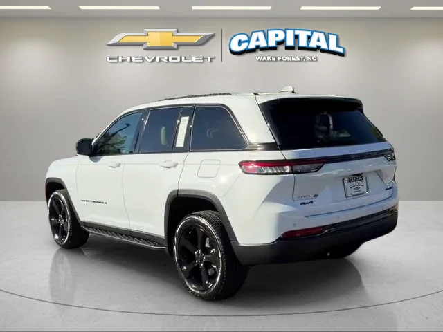 Used 2025 White Jeep Limited image 3