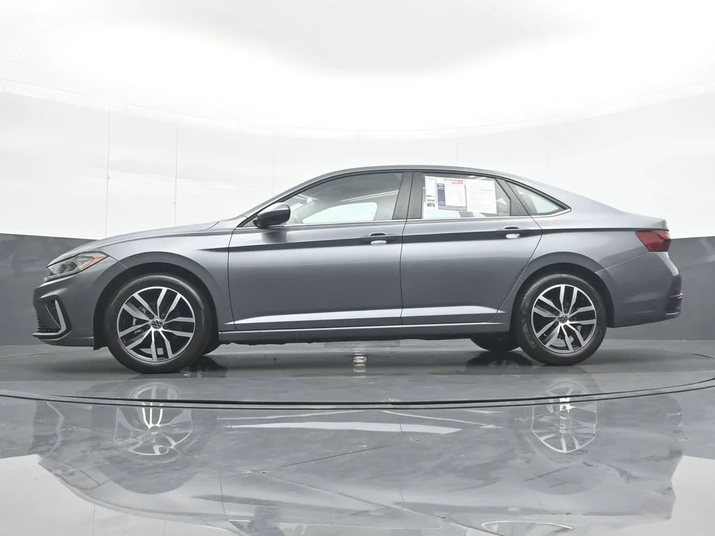 Used 2025 Gray Volkswagen 1.5T SE image 28