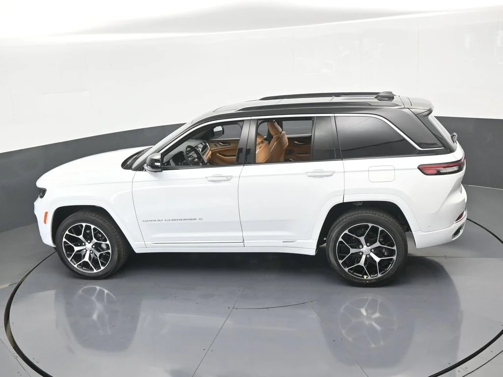 New 2025 Bright White Clear-Coat Exterior Paint Jeep Summit Reserve image 53
