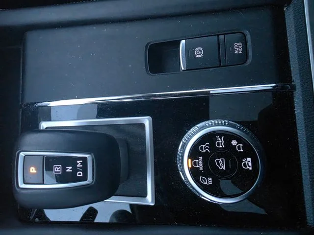 Used 2024  Mitsubishi SE image 19