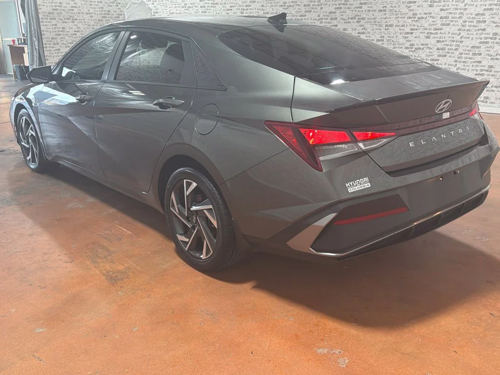 Used 2025 Amazon Gray Hyundai SEL Sport image 5