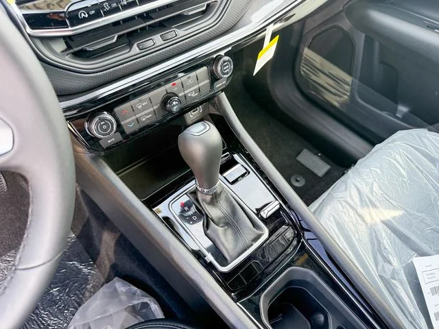 New 2026 Diamond Black Crystal Pearlcoat Jeep Latitude image 19