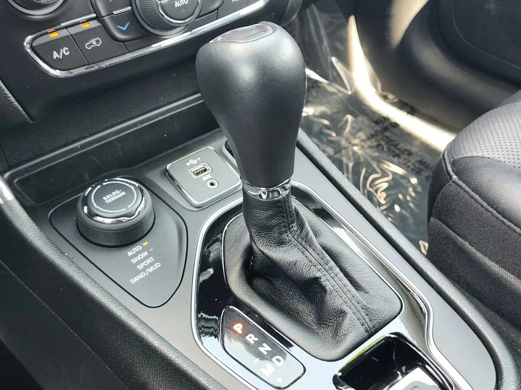 Used 2023 Gray Jeep Altitude image 27