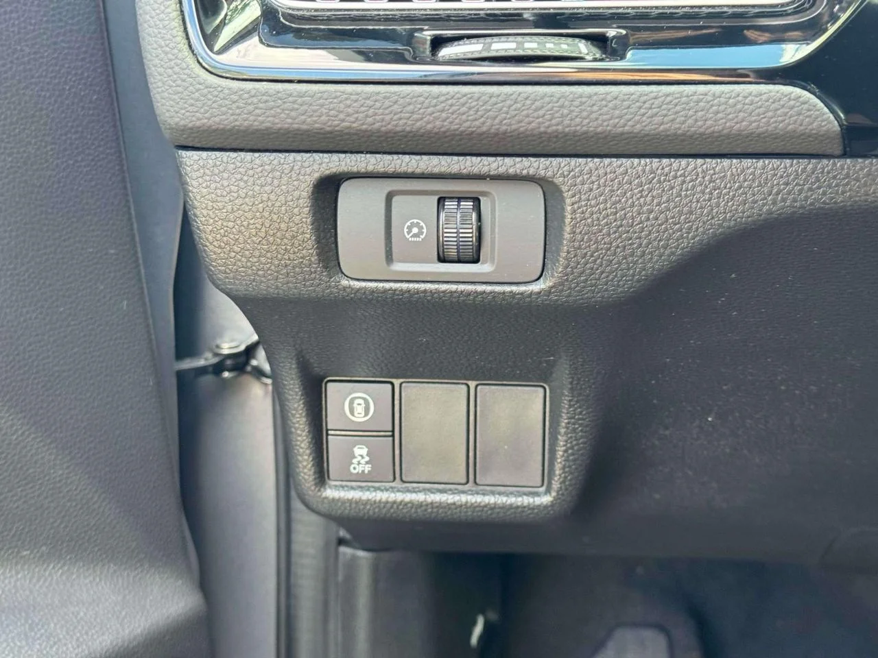 Used 2023 Lunar Silver Metallic Honda LX image 21