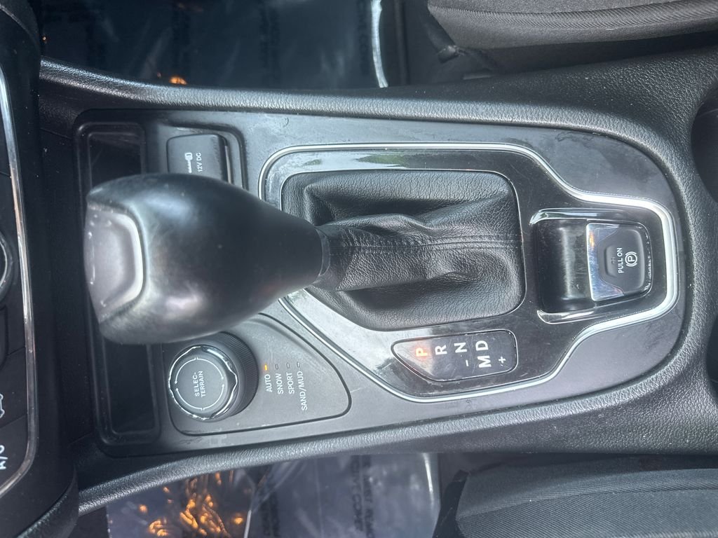 Used 2023 White Jeep Altitude image 13
