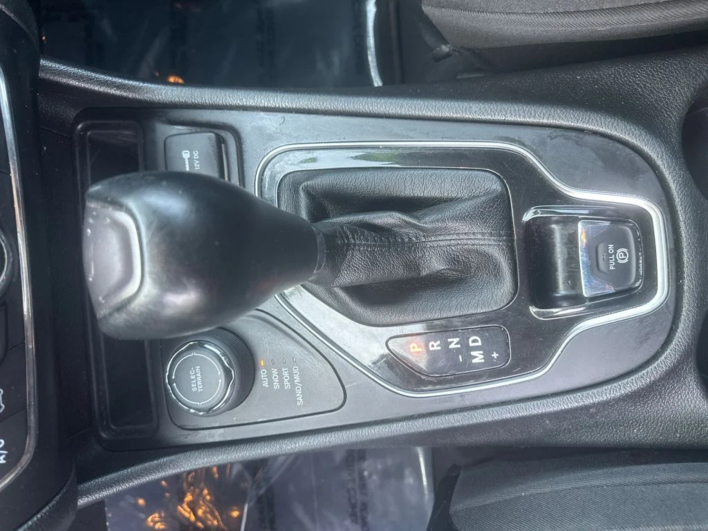 Used 2023 White Jeep Altitude image 13