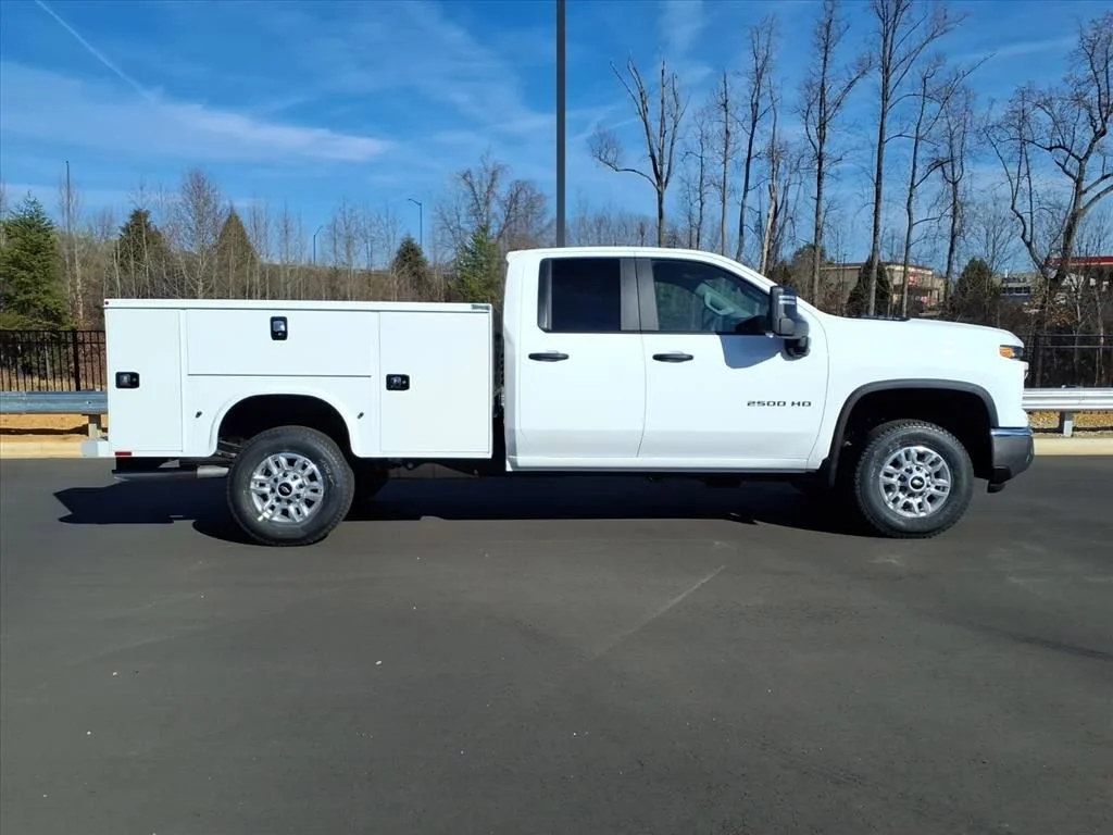 New 2026 Summit White Chevrolet WT image 28