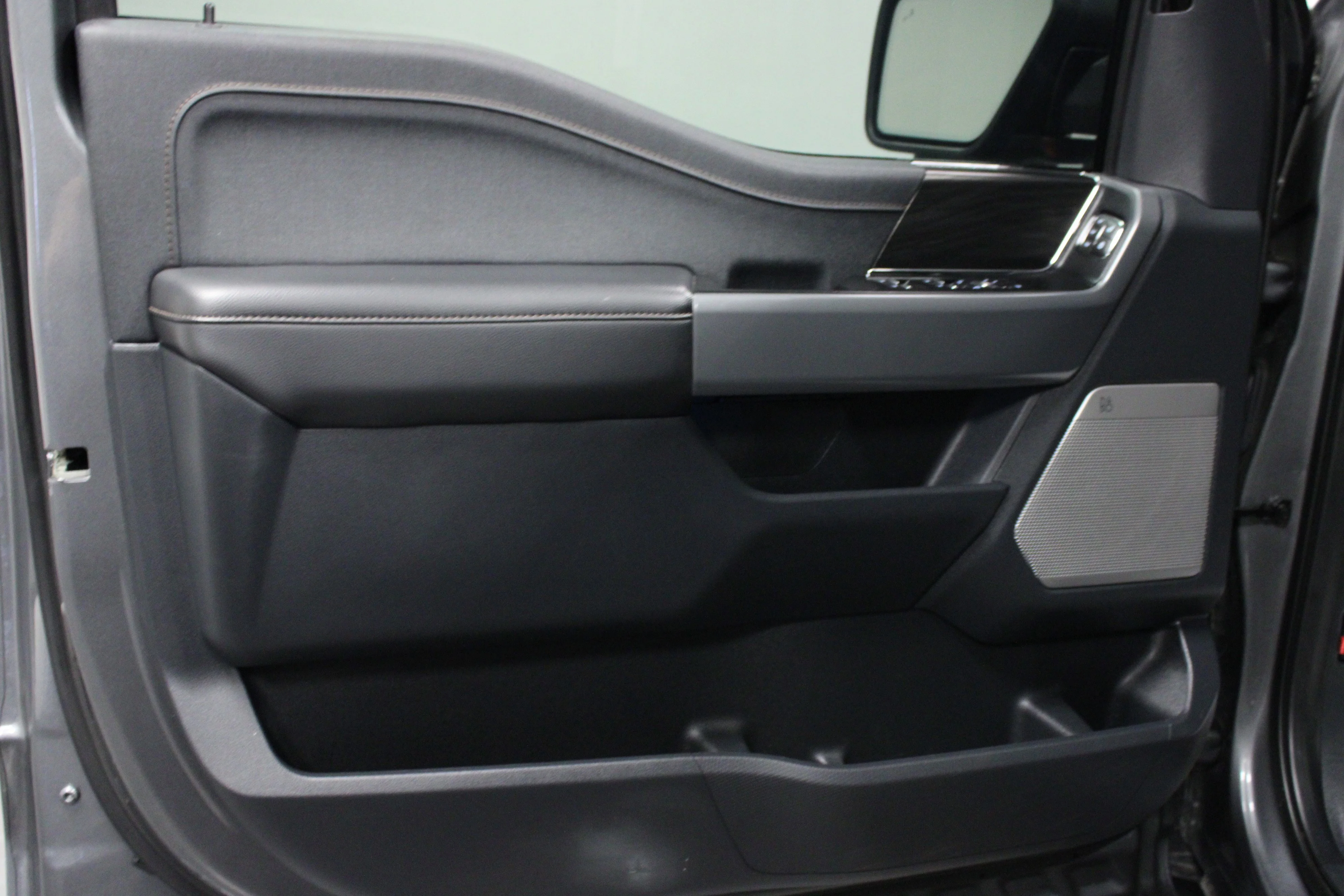 Used 2024 Carbonized Gray Metallic Ford Lariat image 11