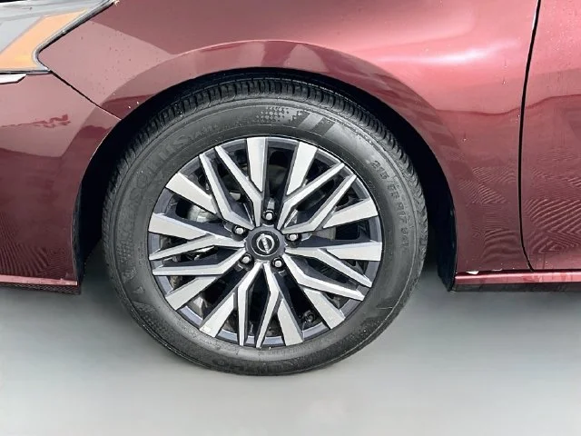 Used 2025 Red Nissan 2.5 SV image 11