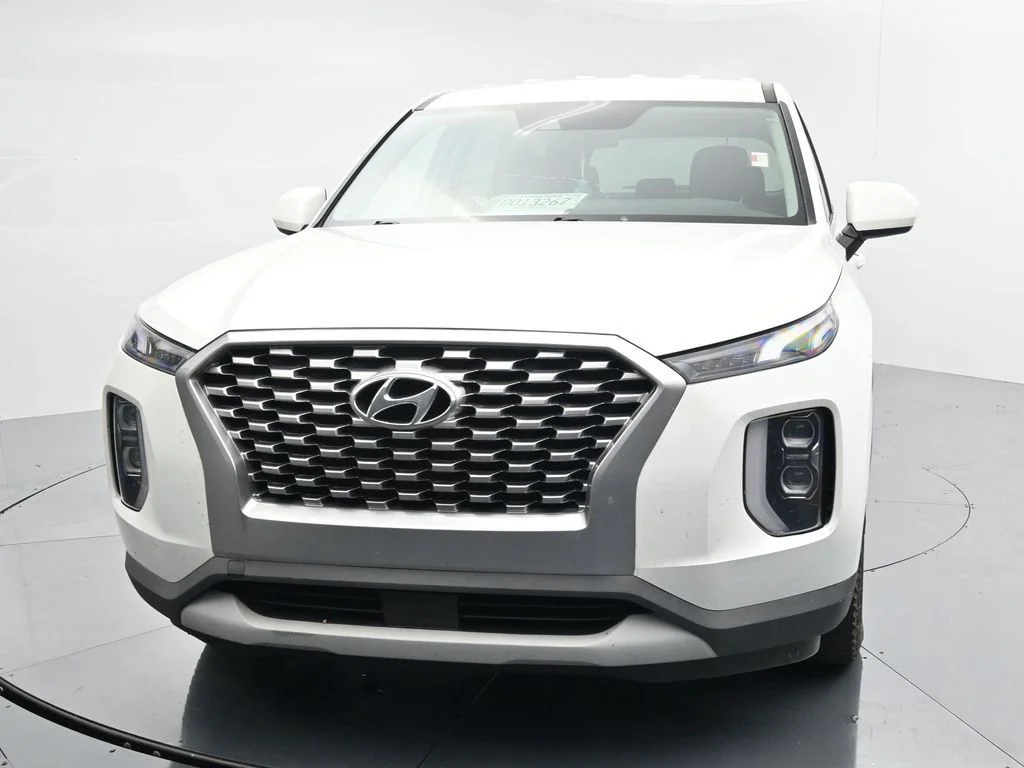 Used 2021 White Hyundai SE image 3