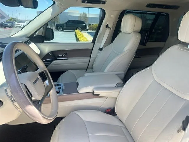 Used 2023 Brown Land Rover SE image 9