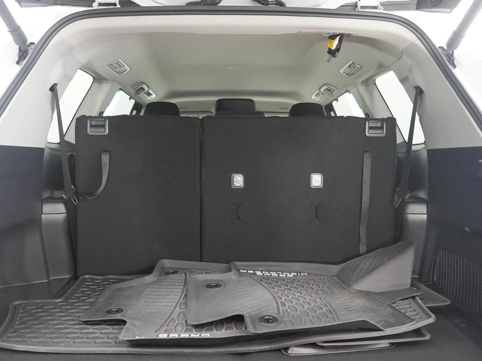 Used 2025  Toyota XLE image 9