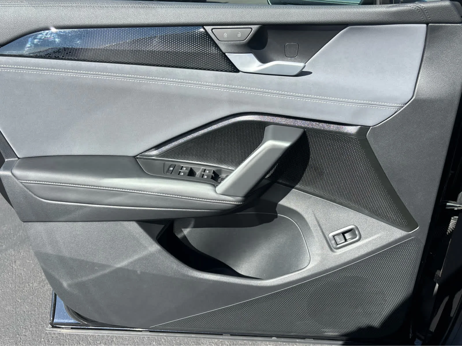 New 2026 DEEP BLACK Volkswagen SE image 12