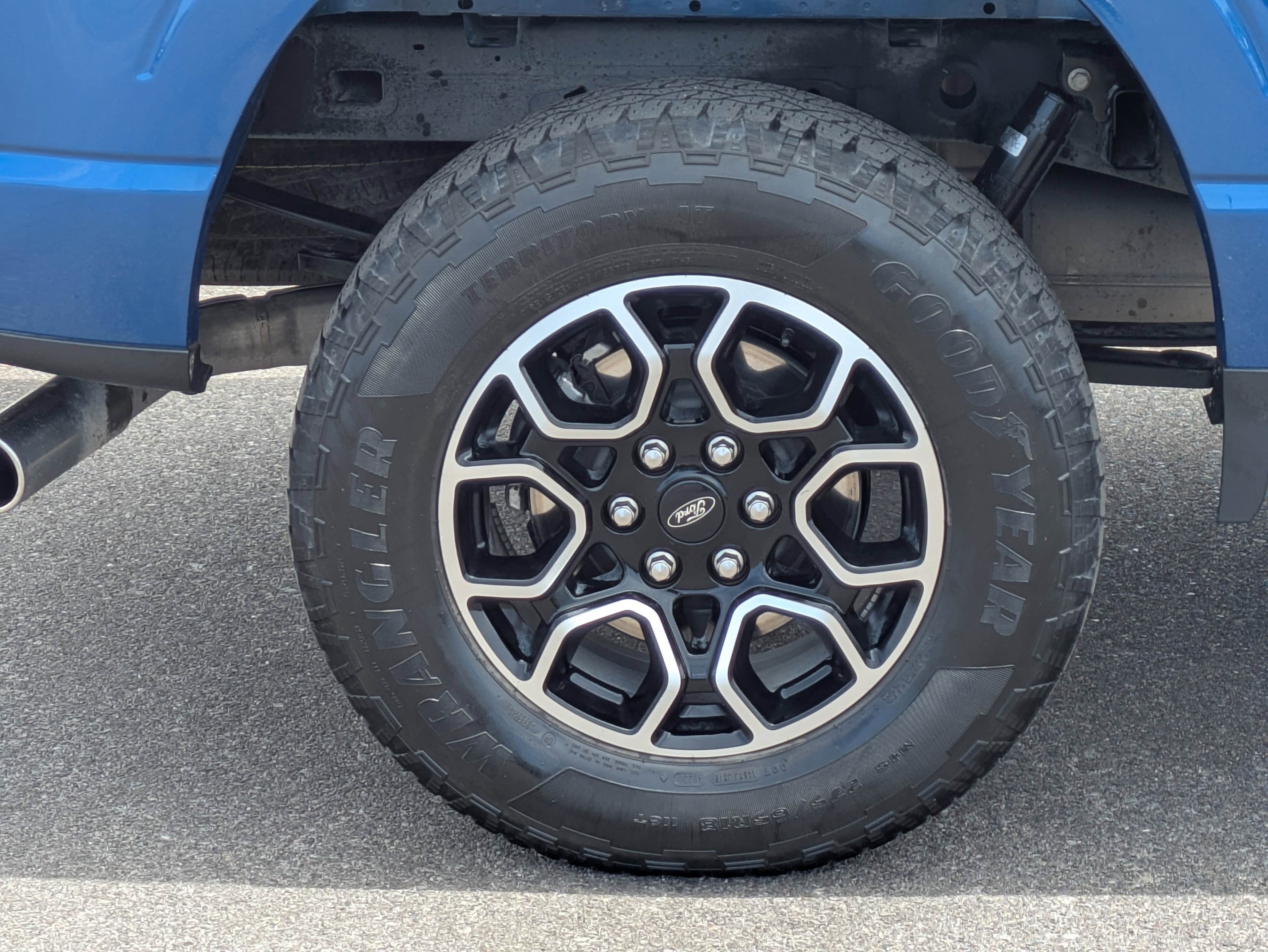 Used 2023 Blue Metallic Ford LARIAT image 9