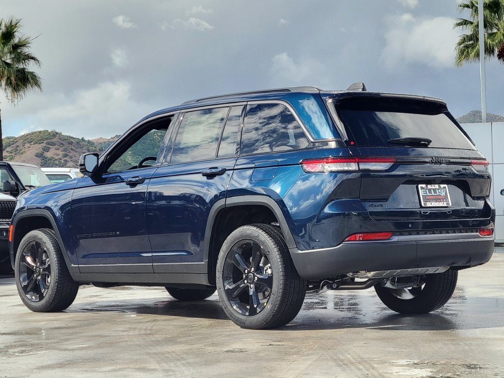 2027 Jeep Grand Cherokee photo 2