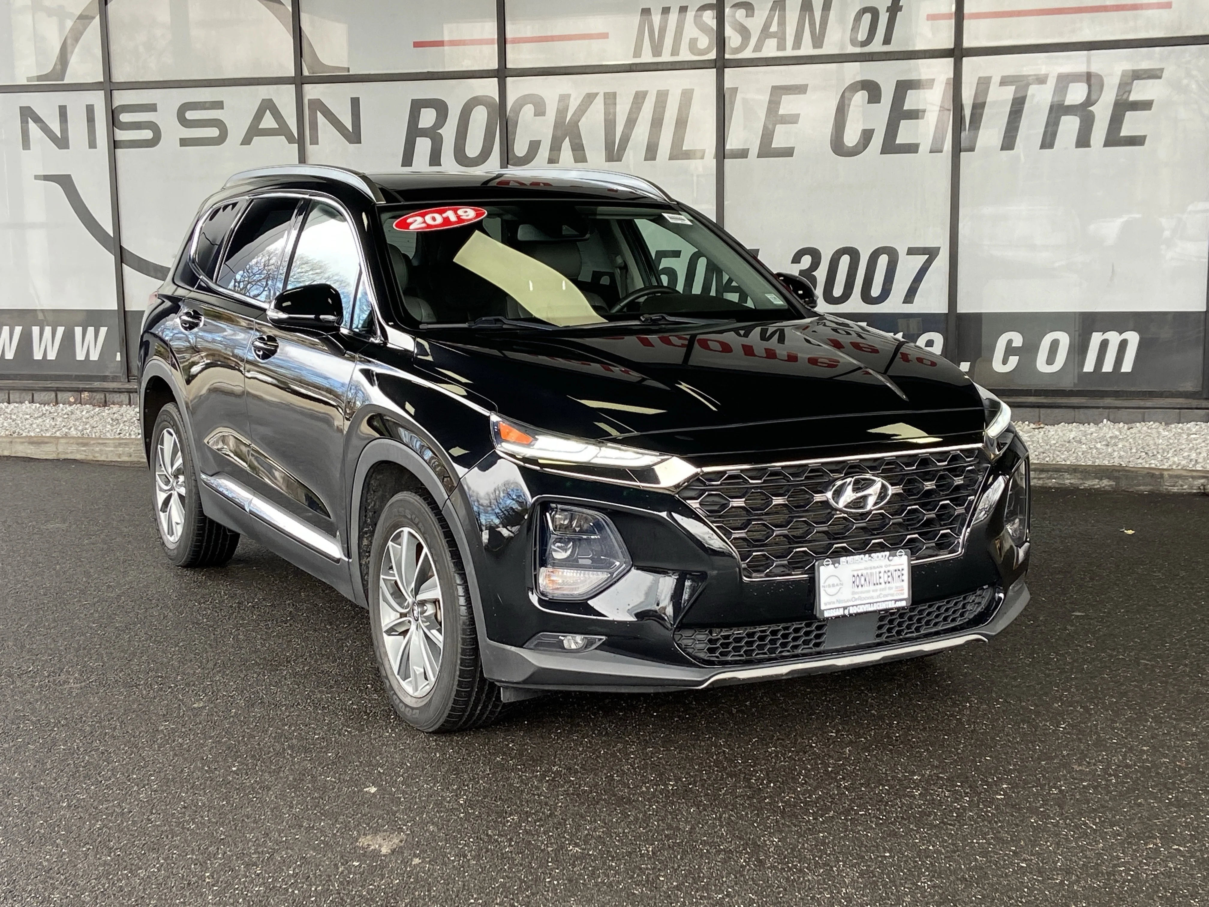 Used 2019 Hyundai Santa Fe Limited with VIN 5NMS5CAD2KH025238 for sale in Rockville Centre, NY