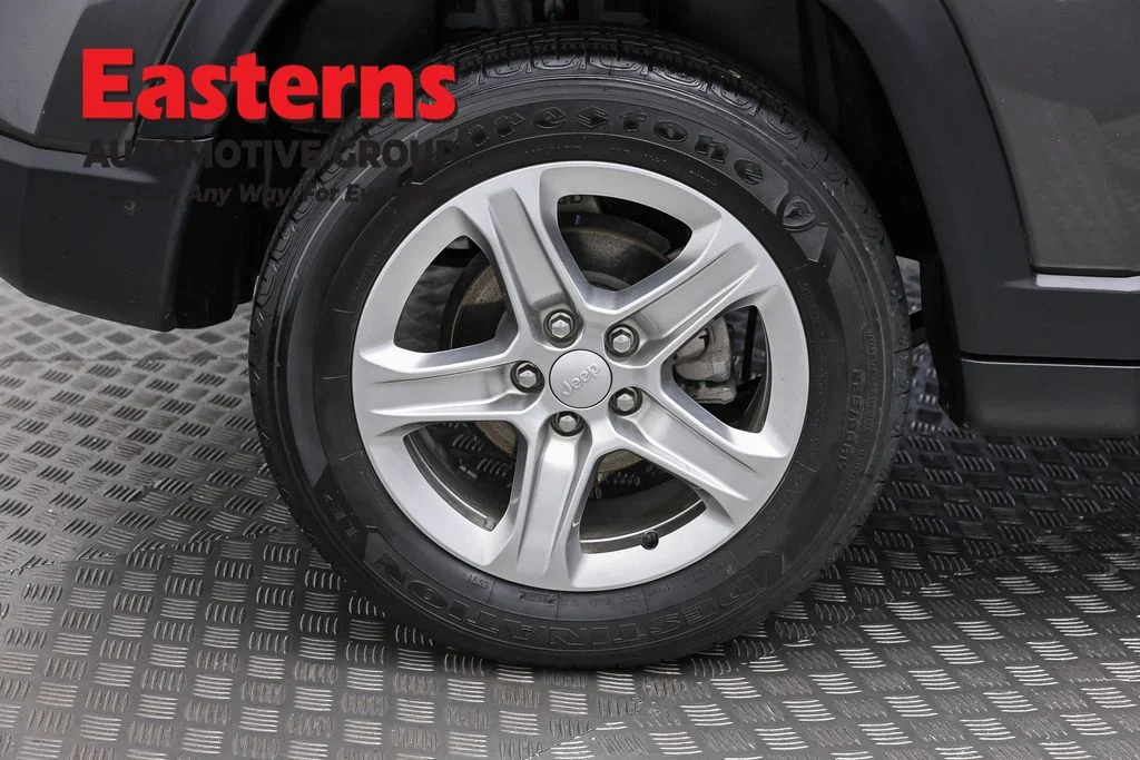 Used 2024  Jeep Latitude image 29