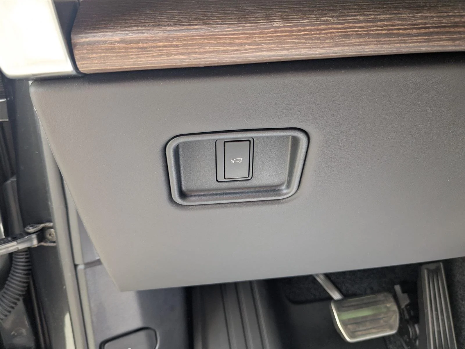Used 2025 Carpathian Grey Premium Metallic Land Rover SE image 15